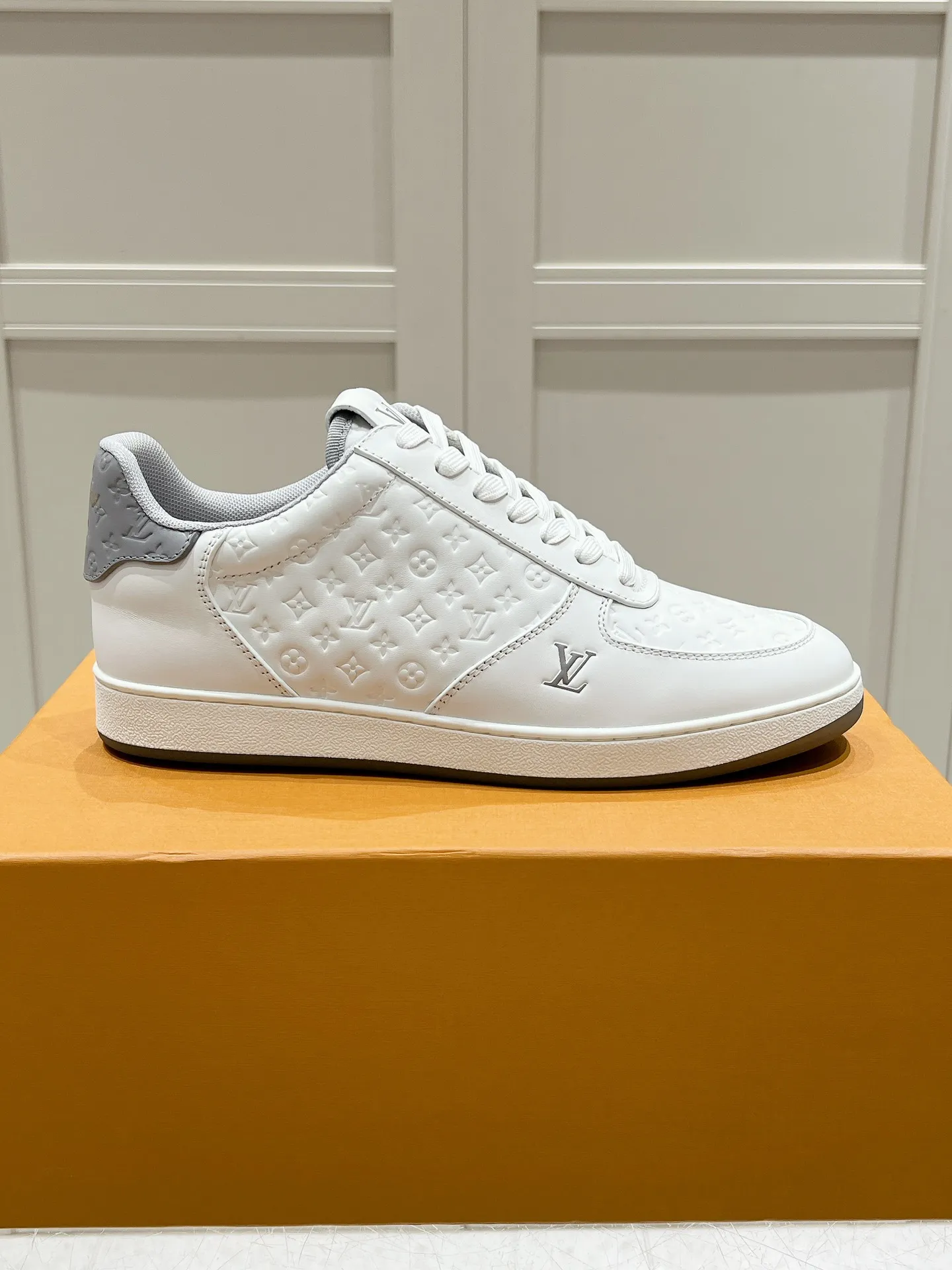 👟👟Ex-factory price 680👟👟 LV new style casual white shoes for men, simple and fashionable, light and comfortable, size: 39-44 (order 45)